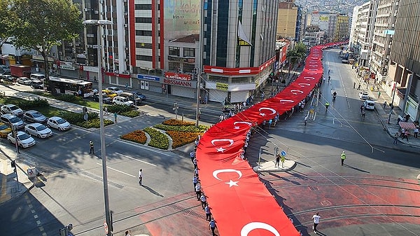 İzmir'in kurtuluşu törenlerinde 350 metre uzunluğundaki bir Türk bayrağı caddelerde dolaştırıldı.