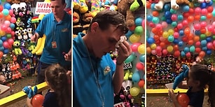 Dart Okunu Atmak İçin Aceleci Davranınca Balon Yerine Adamı Alnından Vuran Ufaklık