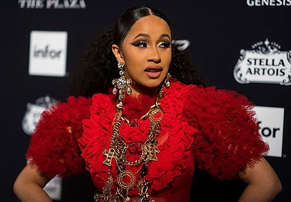 Обе звезды были приглашены на церемонию Harper's Bazaar's, где и состоялась их "без пяти минут" драка.