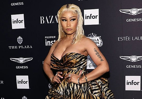 Более того, рассерженная Карди кинула в Минаж собственной туфлей, даже не потрудившись её потом забрать.