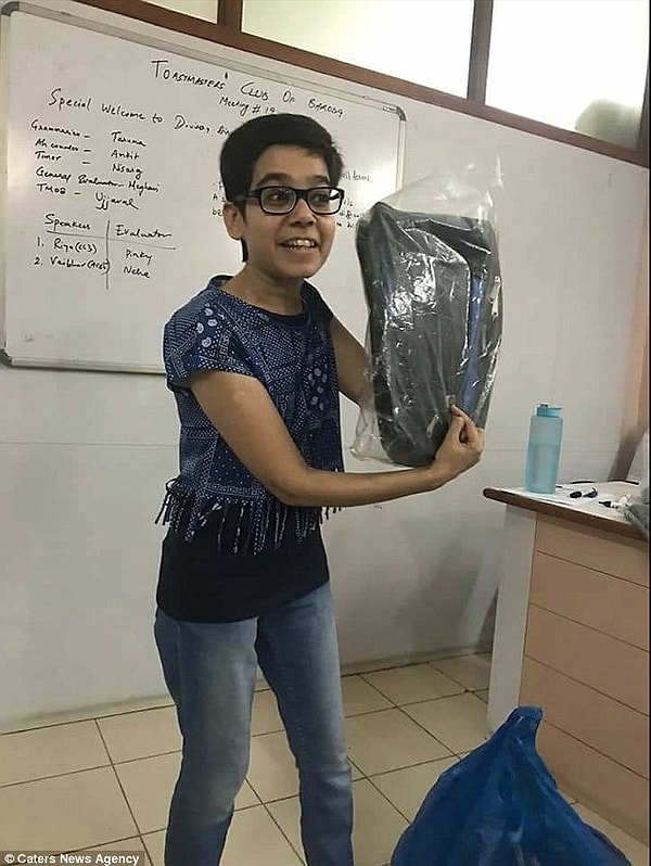 40-летняя преподавательница Пинки Бахрус выглядит на 13 лет.