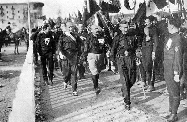 Savaş sonunda istediğini elde edemediği için hayal kırıklığına uğramış olan İtalyan halkının durumunu Mussolini'nin düzeltebileceğine inanan Kral III. Vittorio Emanuele, toplumsal krizi şiddetsiz bir yolla çözmek için 31 Ekim 1922 tarihinde Mussolini'yi başbakan olarak atadı.