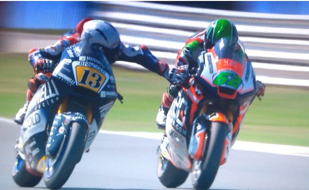 225 Kilometre Hızla Giden Rakibinin Fren Kolunu Çeken Moto2 Yarışçısı