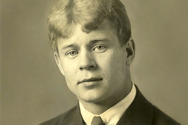 3. "Дождик мокрыми метлами чистит Ивняковый помет по лугам. Плюйся, ветер, охапками листьев"