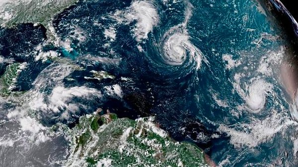 ABD'ye ait uydu görüntüleri kasırganın Pazar günkü konumunu gösteriyor