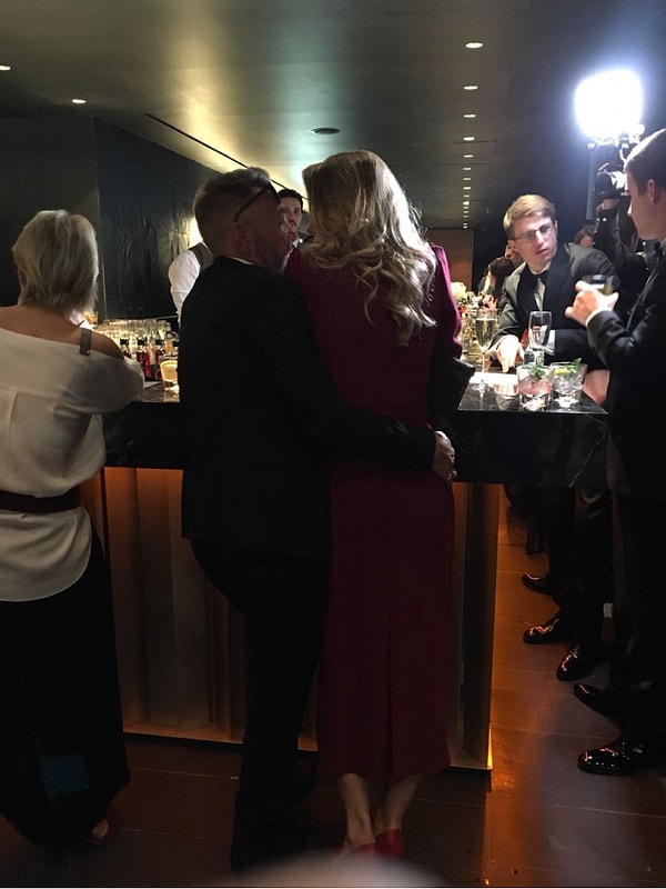 2. Рок-музыкант и блондинка все время обнимались.