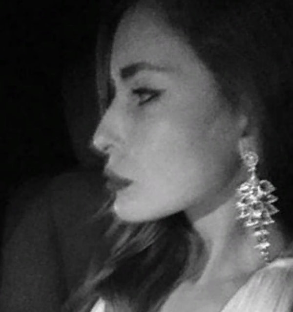 6. Девушке 27 лет, она окончила МГУ, изучала историю искусств в Лондоне, является дочерью бизнесменов из Екатеринбурга.