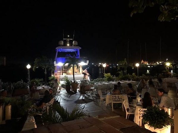 4. "А припаркую-ка я яхту у ресторана и включу свет на максимум"