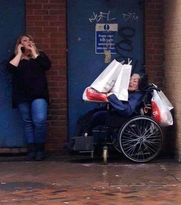 5. Очень хорошая идея — использовать мать в качестве полки для пакетов, пока болтаешь по телефону