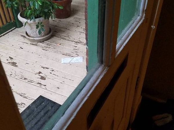 12. "Вот так мой почтальон доставляет мне письма. В дождь"