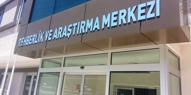 Ayrıca toplam nüfusu 200 binin altında olan illerde nüfus şartı aranmaksızın il merkezinde bir rehberlik ve araştırma merkezi açılması da yönetmeliğe eklendi.