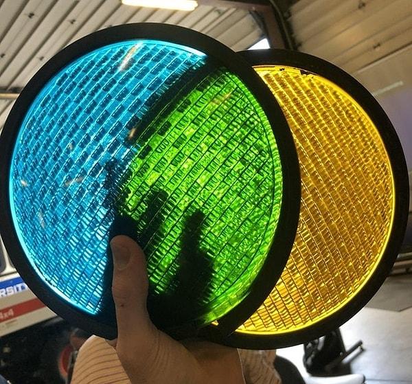 20. "Yeşil trafik ışıkları, sarı renkli bir cam lensin önüne sadece mavi cam lens eklenerek elde edilebilir.”