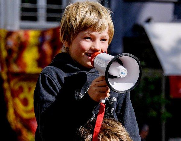 7 yaşındaki Emil gösteri esnasında megafonu eline alarak "Burada yüksek sesle konuşuyoruz, çünkü anne-babalarımız bizi duymuyor." diyerek sitem etti.