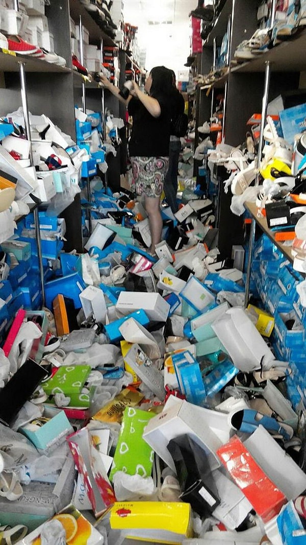 7. Так проходит распродажа в женском обувном отделе. А теперь представьте, что вы работаете там консультантом