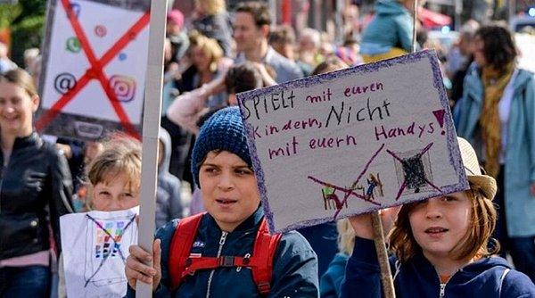 Almanya'da ilk defa bir çocuk yürüyüş düzenledi.