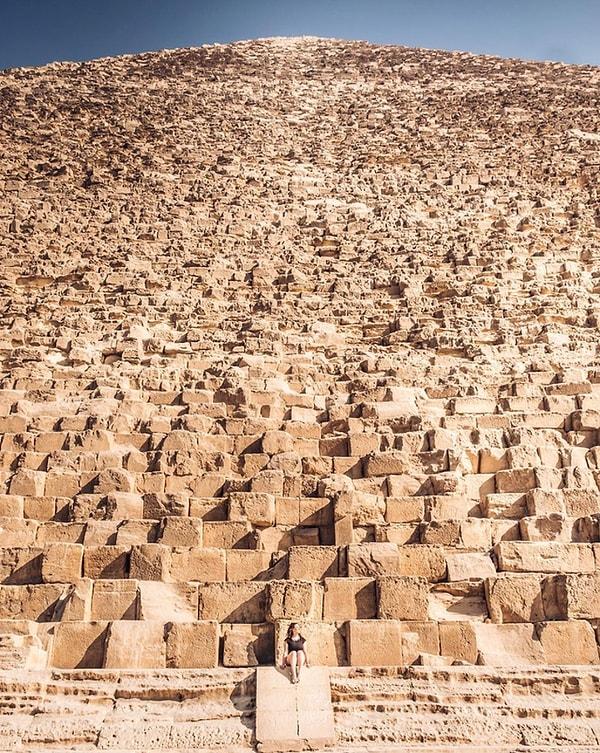 8. Giza'nın Büyük Piramidi'nin muazzam bir bakış açısı ile görüntüsü.