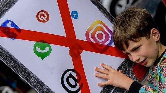 7 Yaşındaki Çocuk Ailesine Karşı Yürüyüş Yaptı: 'Benimle Oynayın, Cep Telefonunuzla Değil'