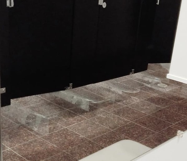 8. Зеркальный пол в туалете... Явно лучше, чем отсутствие дверей в кабинках!