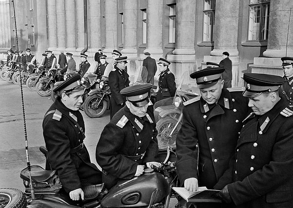 10. В вашей семье кто-нибудь служит в полиции или имеет карьеру военного?