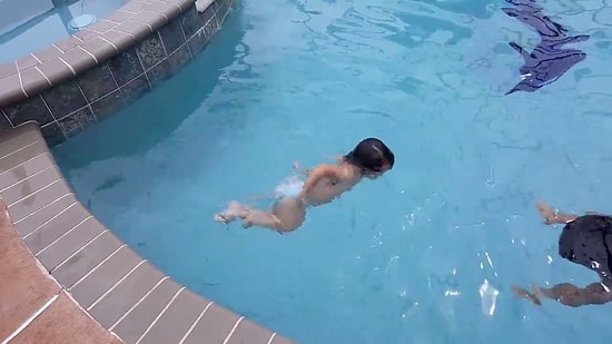 Henüz 12 Aylık Olan Çocuğun Kıskandıran Yüzme Görüntüleri