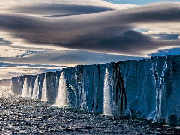 8. Norveç'in Nordaustlandet buzlarındaki şelalelerin olağanüstü görüntüsü.