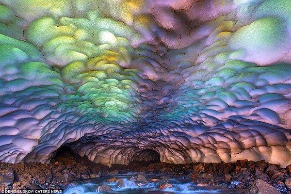 12. Rusya'daki Kamçatka Buz Mağarası'nın fantastik bir görüntüsü var.