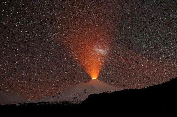 13. Şili'de bir yanardağ. 🌋