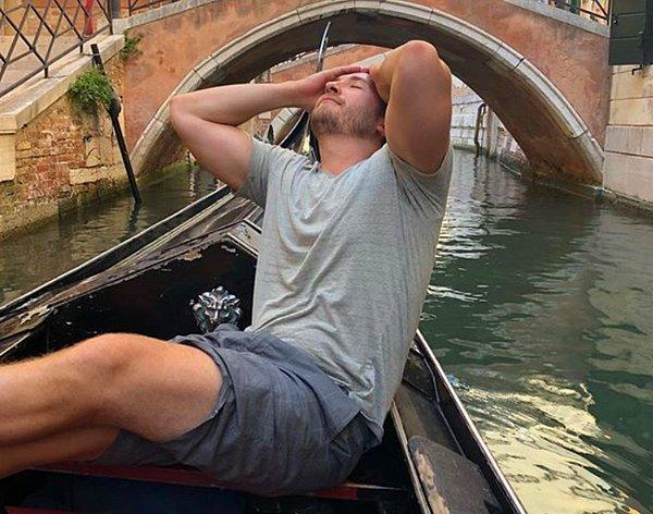 28 yaşındaki pazarlama yöneticisi Jake Arredondo, Avrupa seyahati sırasında Instagram ünlüleriyle alay ediyor.