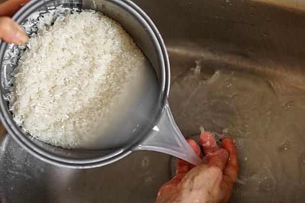 12. Pirincin iyice kabarması için pişirmeden önce pirinci yıkayın.
