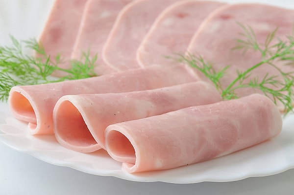 9. В США одна из сотрудниц супермаркета съела ветчины на 9 тысяч долларов. Женщина каждый день крала по два-три кусочка ветчины на протяжении 8 лет.