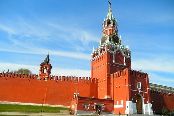 4. С чем можно сравнить рубиновые звёзды московского кремля?