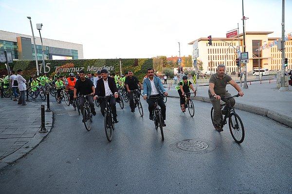 Yüzlerce bisikletliyle pedal çeviren belediye başkanları, vatandaşları selamlayarak sokakları turladı.