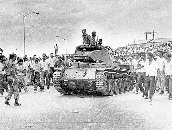 1. Какой диктатор два раза захватывал власть в результате переворотов, но вскоре сам был свергнут в ходе революции?