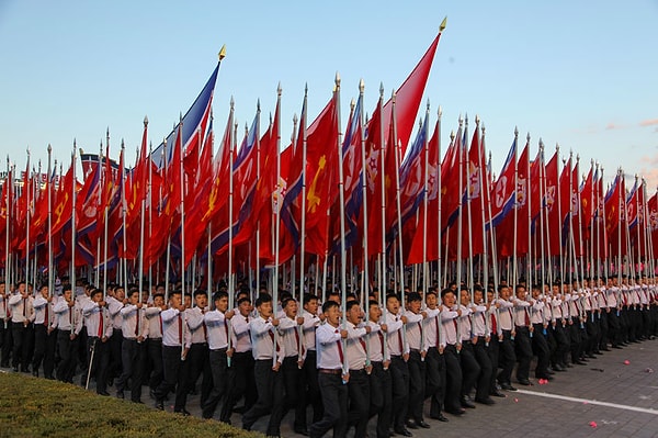 3. В день рождения какого диктатора его народ отмечает «День солнца» и задаривает вождя подарками?