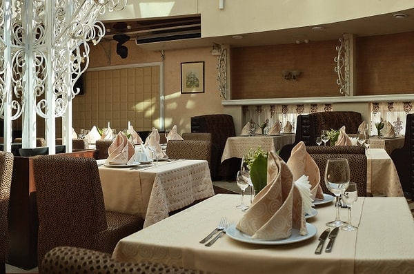 7. Переведите на польский фразу "Где здесь находится ресторан?".