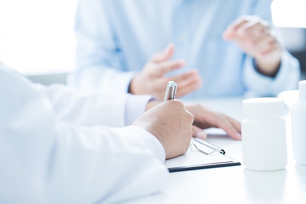 7. «Если врач рекомендует вам сдать какие-то анализы или решиться на операцию, спросите, стал бы он предлагать то же самое своей жене и детям. Вопреки распространенному мнению, врач не может вылечить всех. Так зачем терпеть ненужную боль из-за операции?»