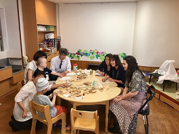 9. «Боль – это загадка, и веселье – лучший способ забыть о ней. Больницы должны отвечать основной нужде пациентов – все мы хотим веселиться. В больнице имени святого Луки, например, есть музыкальная и пет-терапия, а также классы рисования».