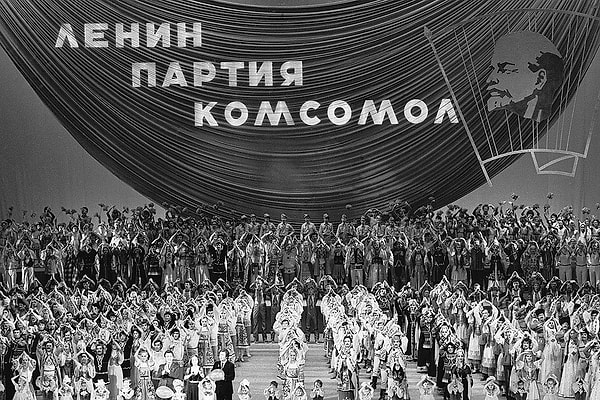 5. Как-то он даже посетил московский ЦК ВЛКСМ. И ушел оттуда с партийными значками, мелкой канцелярией, чистой бумагой и 20 рублями.