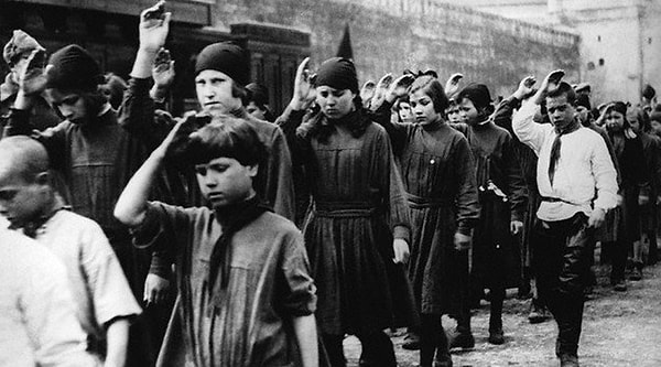 7. Мужчина застукал пионера прямо на месте преступления, когда тот рылся в его столе. Егорова сдали в милицию, но мальчишка смог сбежать от милиционеров, затерявшись в толпе.