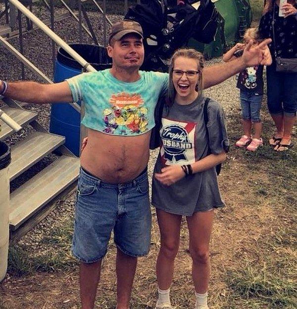 21. Bu minnoş baba, kızının festival kombinini beğenmeyince ufacık bir değişiklik yapmak istemiş ve kendi tişörtünü vermiş 😅