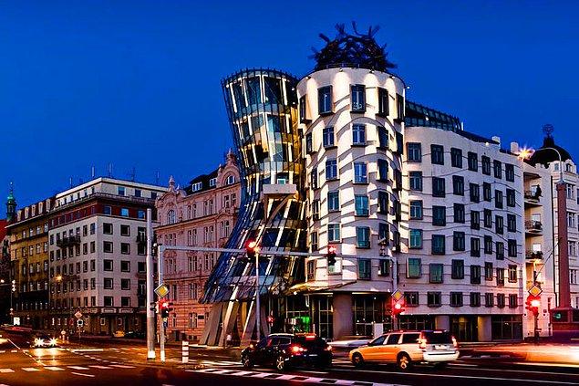 18. Prag'da mimar Frank Gehry tarafından tasarlanmış ve ünlü dans partnerleri Fred Astaire ile Ginger Rogers'a saygı olarak 'Dans Eden Ev' takma adıyla anılan bir mimari harikası bulunuyor.