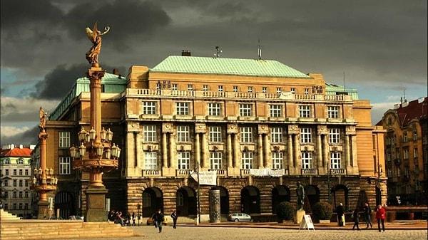 19. 1348 yılında Prag'da kurulan ve dünyanın en eski okullarından biri olan Charles Üniversitesi, 2006 yılı Dünya Üniversiteleri sıralamasında 'Doğu Avrupa'nın En İyi Üniversitesi' olarak seçildi.