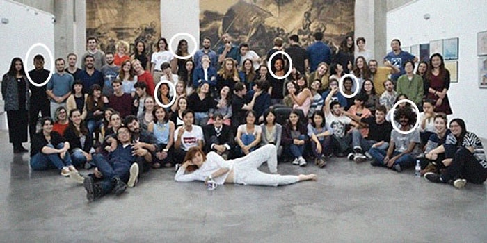 «Будто кто-то перепутал цвета»: Французский университет перекрасил белокожих студентов в черных для промо-фото