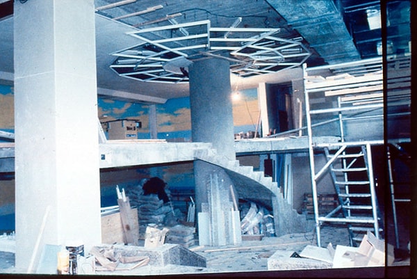 4. В стране, в которой безработицы просто не существовало, на вакансии ресторана быстрого питания было подано 35000 (!) заявлений о приеме на работу