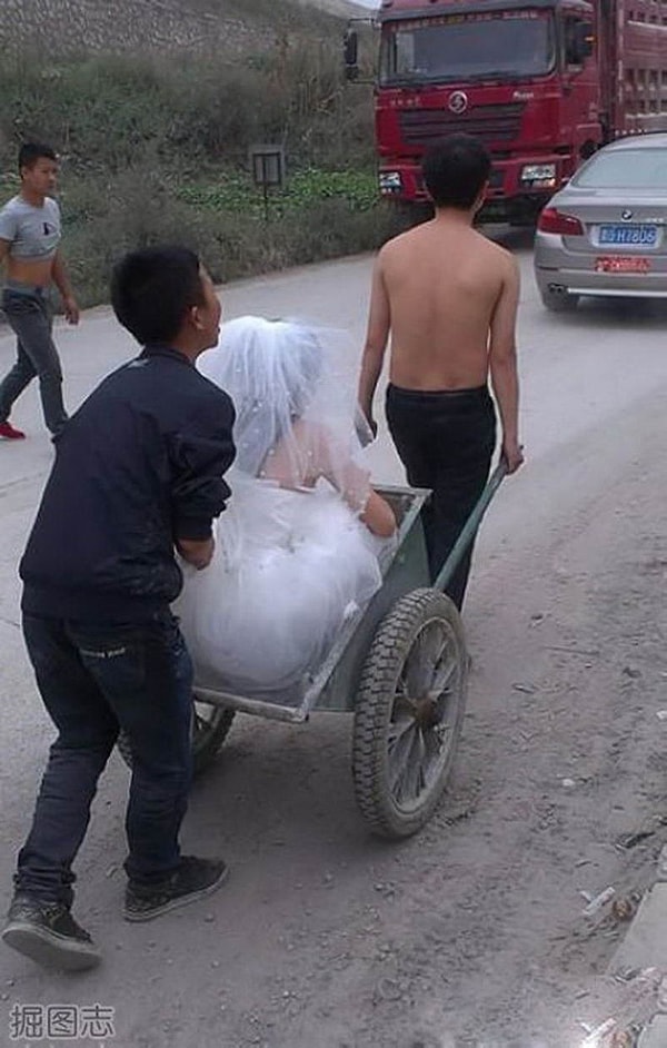 15. Азиатский свадебный кортеж