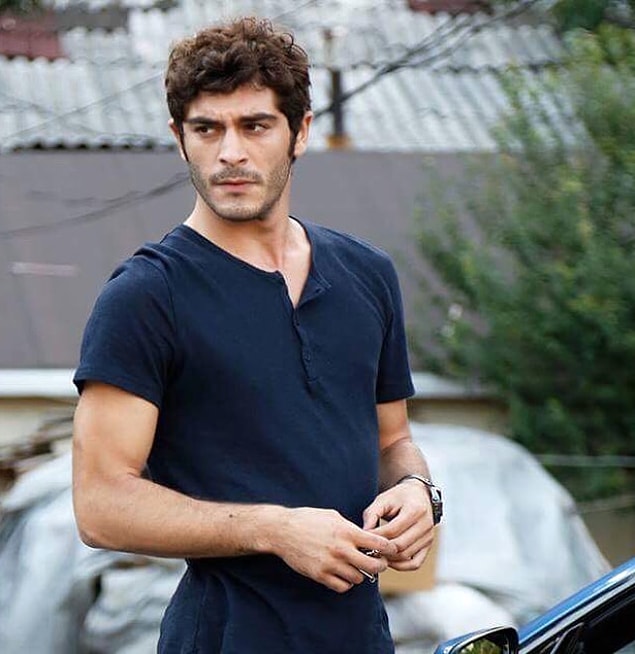 "Sana çok fazla bağlanmaya başladım bu beni korkutuyor." diyen Burak Deniz.