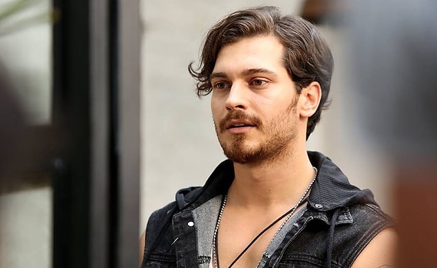 "Senin yanında kendimi artık eskisi gibi hissedemiyorum." diyen Çağatay Ulusoy.