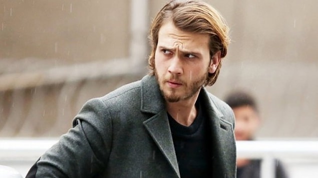 "Üzerim seni kızım." diyen Aras Bulut İynemli.