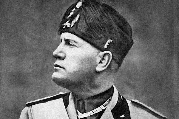 37. Benito Mussolini: "Beni göğsümden vurun."