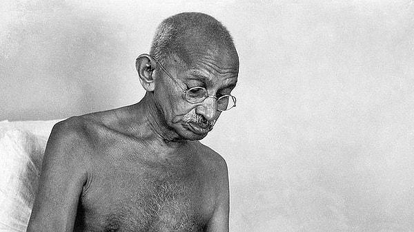 10. Gandhi, siyahların insan sayılamayacağını düşünüyordu.